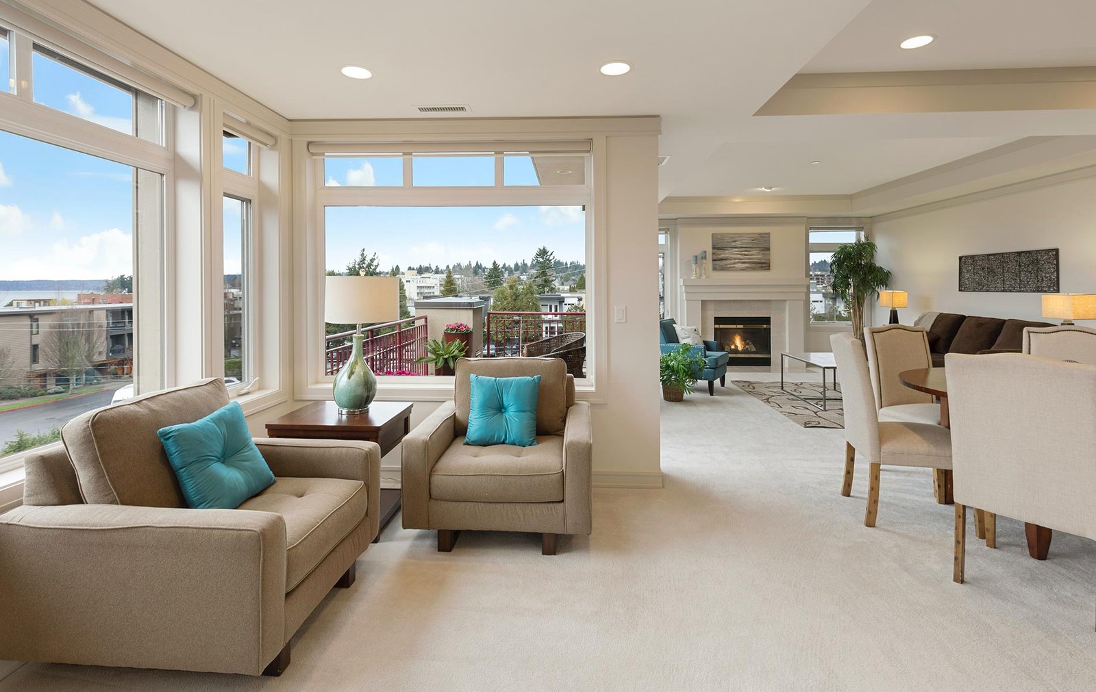 sala moderna con un toque fresco en un área amplia y con mucha luz