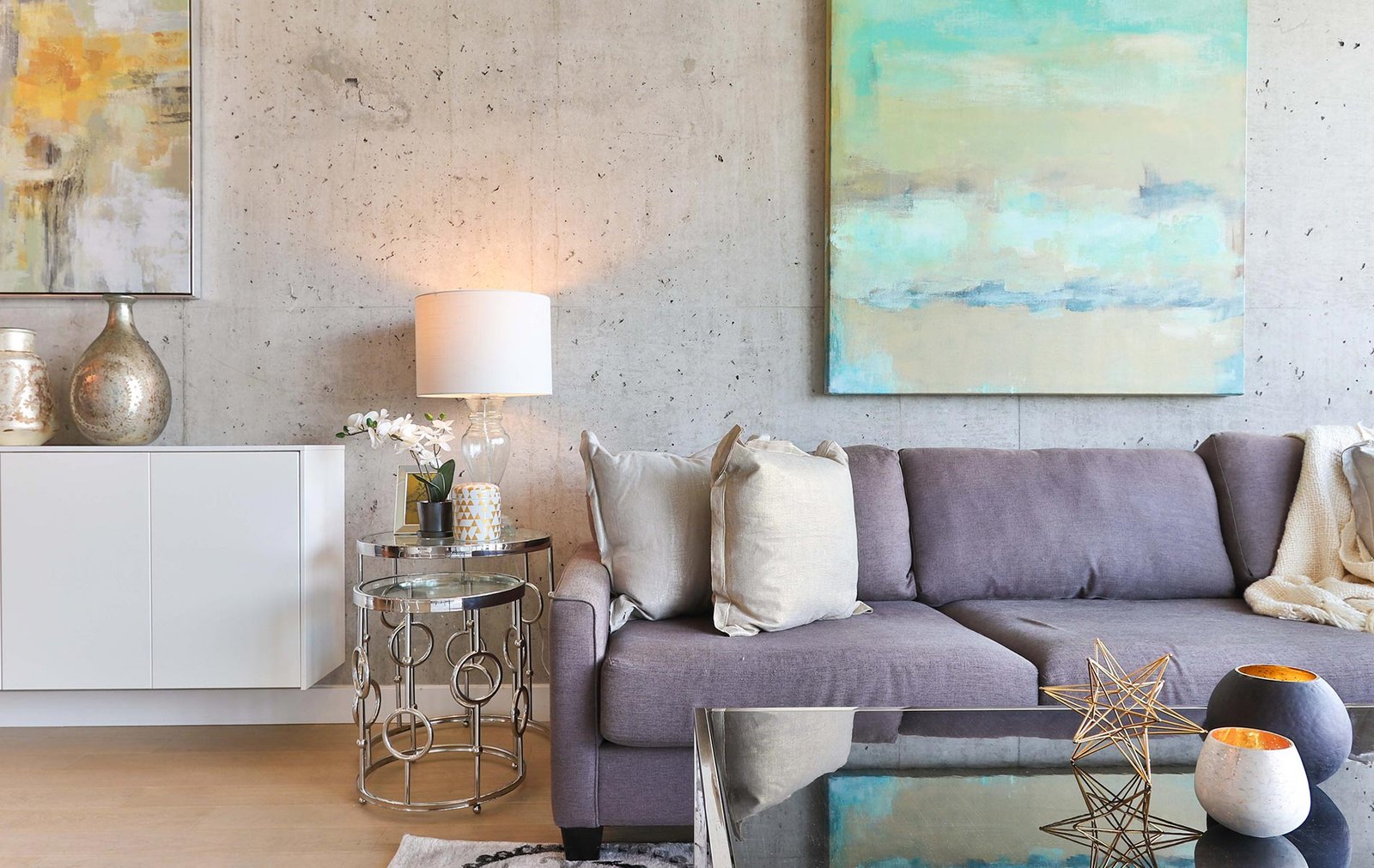 hermosa sala en el primer priso. cuidadoso espacio para disfrutar en familia